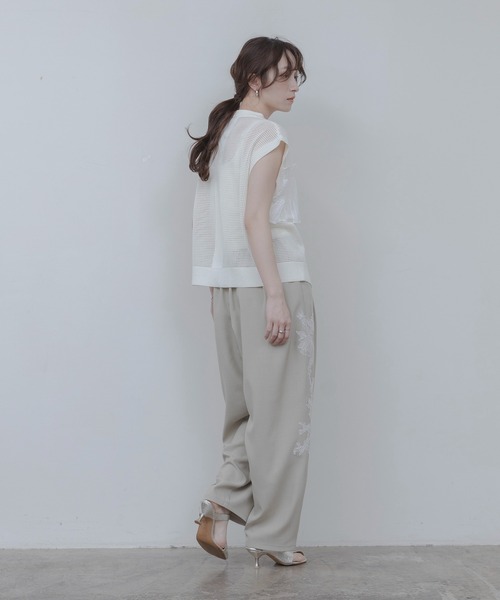 Eimee Law(エイミーロウ)の「シャーリングフリルメッシュニットベスト(ベスト・レディース・ブラック/オフホワイト/ベージュ・FREE)」の13枚目の写真