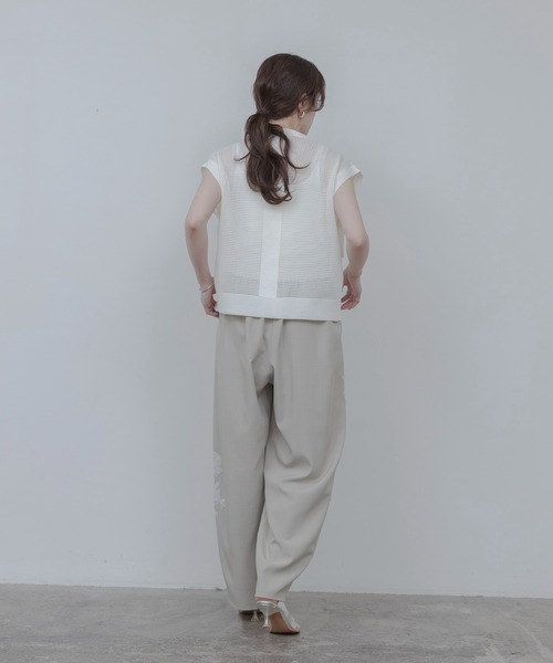Eimee Law(エイミーロウ)の「シャーリングフリルメッシュニットベスト(ベスト・レディース・ブラック/オフホワイト/ベージュ・FREE)」の14枚目の写真