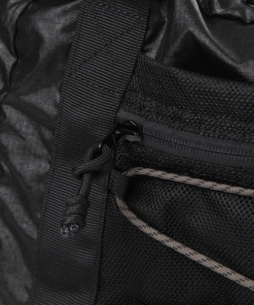 niko and...（ニコアンド）の「《A4サイズ収納可能》パッカブル2WAYボストンバッグ（ボストンバッグ・レディース・ブルー/アイボリー/ブラック・0）」の13枚目の写真