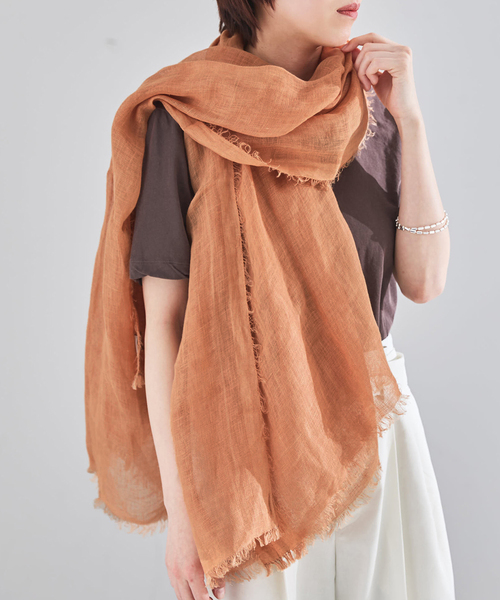 IENA（イエナ）の「NIMNIMDUAI/ニムニムデュアイ PLAIN GAUZE STOLE ストール（ストール/ショール・レディース・ブラウン/キャメル/ピンク/ベージュ/ブルー系その他/オレンジ・FREE）」の4枚目の写真