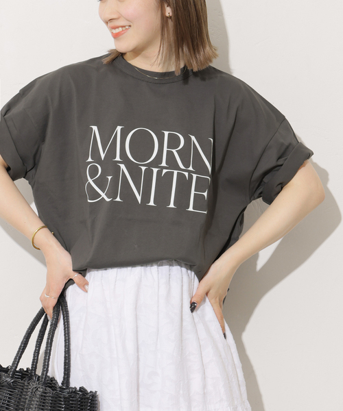 JOURNAL STANDARD relume(ジャーナルスタンダード レリューム)の「MORNロゴT(Tシャツ/カットソー・レディース・ピンク/チャコールグレー/ホワイト・FREE)」の3枚目の写真