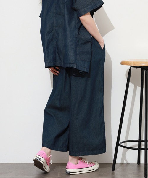 atONE（アットワン）の「エアリーデニム前タックワイドパンツ（デニムパンツ・レディース・ネイビー/ワンウォッシュ・M/L/LL/3L/4L）」の6枚目の写真