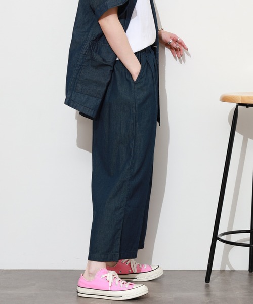 atONE（アットワン）の「エアリーデニム前タックワイドパンツ（デニムパンツ・レディース・ネイビー/ワンウォッシュ・M/L/LL/3L/4L）」の7枚目の写真