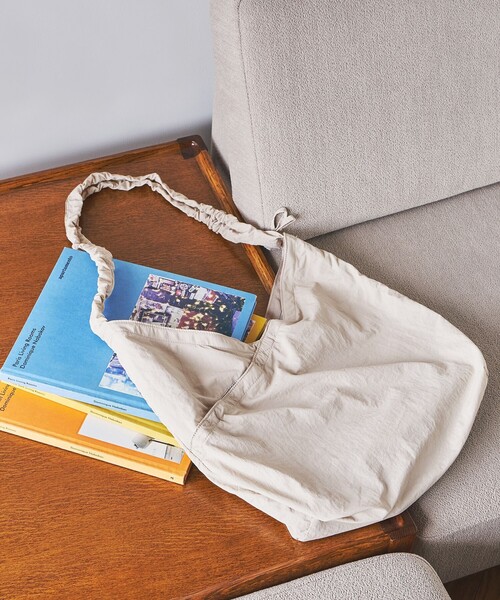 green label relaxing（グリーンレーベルリラクシング）の「【別注】＜fellowww＞GLR アズマ ショルダー バッグ（ショルダーバッグ・メンズ・ナチュラル/ブラック・FREE）」の3枚目の写真