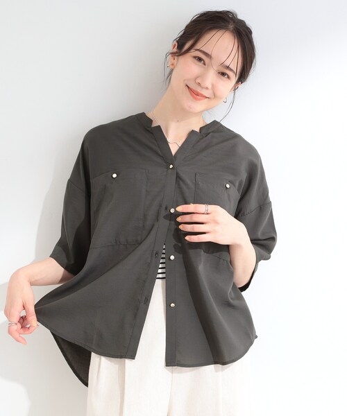 SHOO・LA・RUE(シューラルー)の「【洗濯機可/S-LL】大人の抜け感 ゆるっと5分袖シャツ(シャツ/ブラウス・レディース・ネイビー/ライトオレンジ系/ナチュラル/チャコールグレー/イエロー系その他/ブラウン系その他・04/03/02/01)」の7枚目の写真