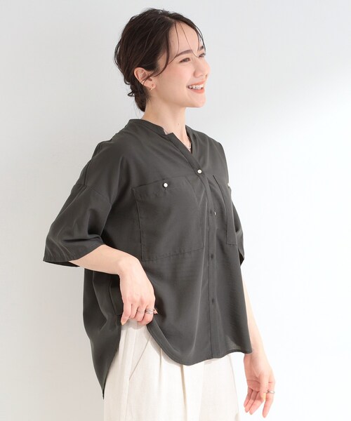 SHOO・LA・RUE(シューラルー)の「【洗濯機可/S-LL】大人の抜け感 ゆるっと5分袖シャツ(シャツ/ブラウス・レディース・ネイビー/ライトオレンジ系/ナチュラル/チャコールグレー/イエロー系その他/ブラウン系その他・04/03/02/01)」の8枚目の写真