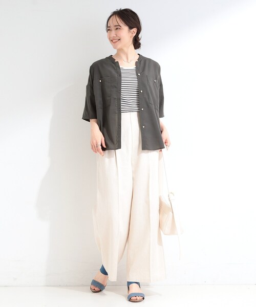 SHOO・LA・RUE(シューラルー)の「【洗濯機可/S-LL】大人の抜け感 ゆるっと5分袖シャツ(シャツ/ブラウス・レディース・ネイビー/ライトオレンジ系/ナチュラル/チャコールグレー/イエロー系その他/ブラウン系その他・04/03/02/01)」の9枚目の写真