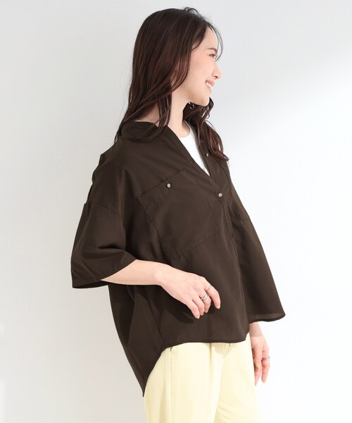 SHOO・LA・RUE（シューラルー）の「【洗濯機可/S-LL】大人の抜け感 ゆるっと5分袖シャツ（シャツ/ブラウス・レディース・ネイビー/ライトオレンジ系/ナチュラル/チャコールグレー/イエロー系その他/ブラウン系その他・04/03/02/01）」の7枚目の写真