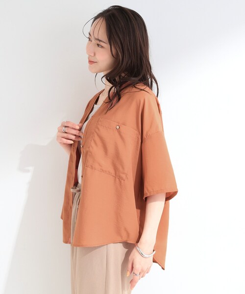 SHOO・LA・RUE（シューラルー）の「【洗濯機可/S-LL】大人の抜け感 ゆるっと5分袖シャツ（シャツ/ブラウス・レディース・ネイビー/ライトオレンジ系/ナチュラル/チャコールグレー/イエロー系その他/ブラウン系その他・04/03/02/01）」の15枚目の写真