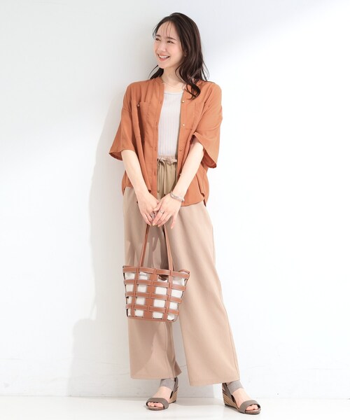 SHOO・LA・RUE（シューラルー）の「【洗濯機可/S-LL】大人の抜け感 ゆるっと5分袖シャツ（シャツ/ブラウス・レディース・ネイビー/ライトオレンジ系/ナチュラル/チャコールグレー/イエロー系その他/ブラウン系その他・04/03/02/01）」の16枚目の写真