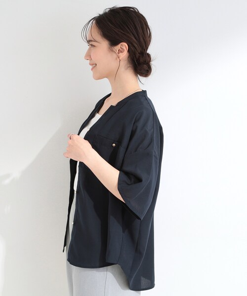 SHOO・LA・RUE（シューラルー）の「【洗濯機可/S-LL】大人の抜け感 ゆるっと5分袖シャツ（シャツ/ブラウス・レディース・ネイビー/ライトオレンジ系/ナチュラル/チャコールグレー/イエロー系その他/ブラウン系その他・04/03/02/01）」の18枚目の写真