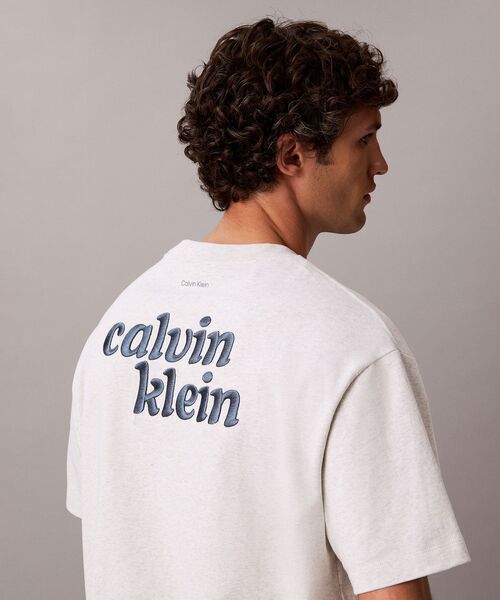 Calvin Klein(カルバン・クライン)の「ショートスリーブリラックス300Tシャツ(Tシャツ/カットソー・メンズ・グレー系その他/ブラック/ブルー系その他/ホワイト・L/M/S/XL)」の3枚目の写真