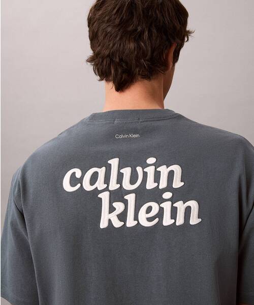 Calvin Klein(カルバン・クライン)の「ショートスリーブリラックス300Tシャツ(Tシャツ/カットソー・メンズ・グレー系その他/ブラック/ブルー系その他/ホワイト・L/M/S/XL)」の4枚目の写真