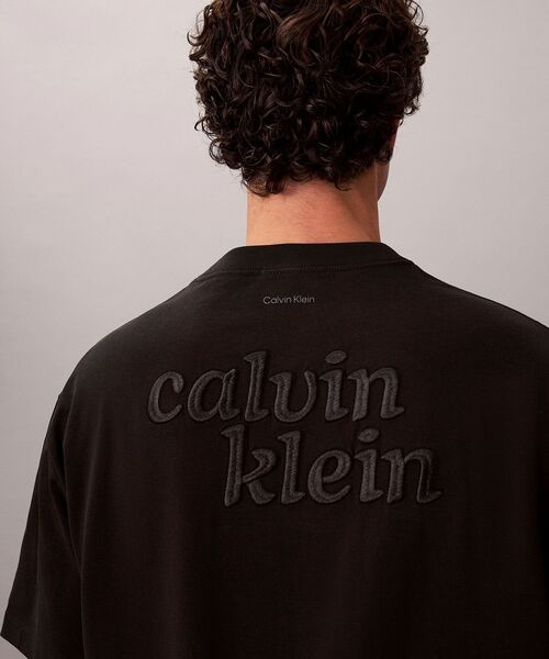 Calvin Klein(カルバン・クライン)の「ショートスリーブリラックス300Tシャツ(Tシャツ/カットソー・メンズ・グレー系その他/ブラック/ブルー系その他/ホワイト・L/M/S/XL)」の2枚目の写真