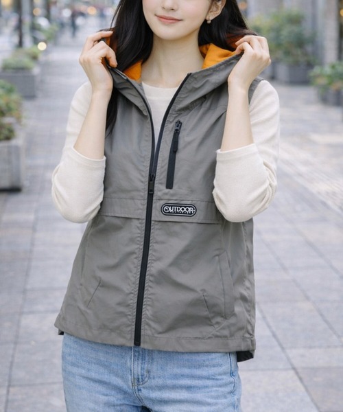 OUTDOOR PRODUCTS(アウトドアプロダクツ)の「OUTDOOR UV フード付きライトベスト(ベスト・レディース・カーキ/ブラック・LARGE/LL/3L/MEDIUM)」の2枚目の写真