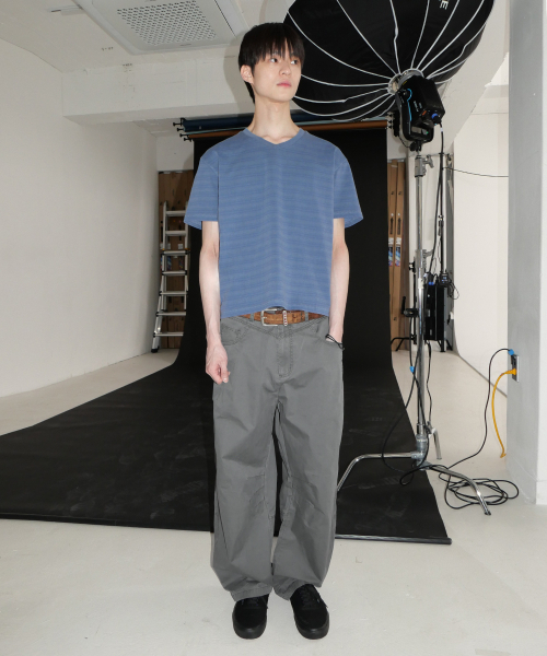 INTEMPOMOOD(インテンポムード)の「ミュートストライプVネックTシャツ : 2カラー(Tシャツ/カットソー・メンズ・ネイビー/チャコール・MEDIUM/LARGE/X-LARGE)」の5枚目の写真
