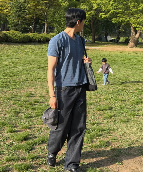 INTEMPOMOOD(インテンポムード)の「ミュートストライプVネックTシャツ : 2カラー(Tシャツ/カットソー・メンズ・ネイビー/チャコール・MEDIUM/LARGE/X-LARGE)」の8枚目の写真