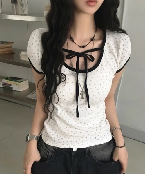 FUNdaysion(ファンデイション)の「小花柄リボンデザイントップス(Tシャツ/カットソー・レディース・ホワイト・M)」の1枚目の写真