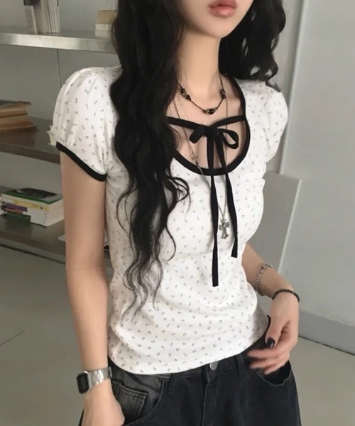 FUNdaysion(ファンデイション)の「小花柄リボンデザイントップス(Tシャツ/カットソー・レディース・ホワイト・M)」の2枚目の写真