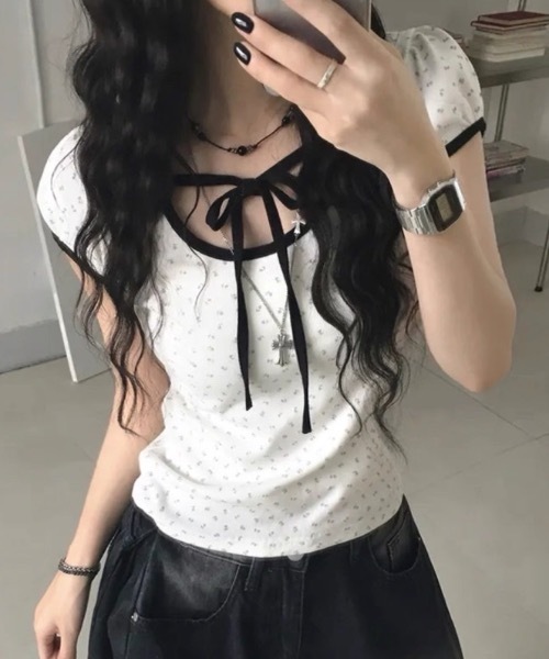 FUNdaysion(ファンデイション)の「小花柄リボンデザイントップス(Tシャツ/カットソー・レディース・ホワイト・M)」の3枚目の写真