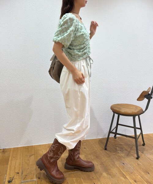 w closet(ダブルクローゼット)の「フラワーレースドロストブラウス 夏服(シャツ/ブラウス・レディース・グリーン/オフホワイト/ブラック・FREE)」の5枚目の写真