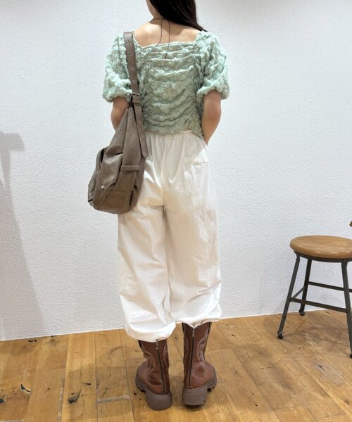 w closet(ダブルクローゼット)の「フラワーレースドロストブラウス 夏服(シャツ/ブラウス・レディース・グリーン/オフホワイト/ブラック・FREE)」の4枚目の写真