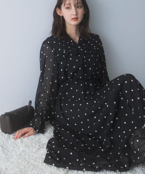 URBAN RESEARCH ROSSO WOMEN(アーバンリサーチ ロッソ)の「『WEB限定』フラワー刺繍ピンタックフリルワンピース(ワンピース・レディース・ブラック・FREE)」の2枚目の写真