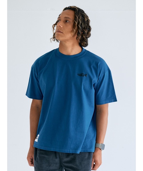 RadBlue（ラッドブルー）の「DrySilkyCotton Tshirt【fish】（その他トップス・メンズ・ホワイト/インディゴブルー・SMALL/MEDIUM/LARGE/X-LARGE/XL）」の5枚目の写真