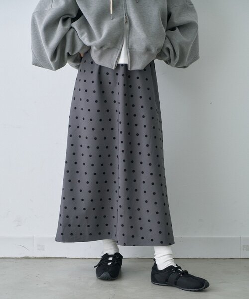 CIAOPANIC TYPY（チャオパニックティピー）の「∴【2サイズ展開】ドットフロッキーツイルナロースカート（スカート・レディース・ブラック/ベージュ/グレー・SMALL/MEDIUM）」の3枚目の写真