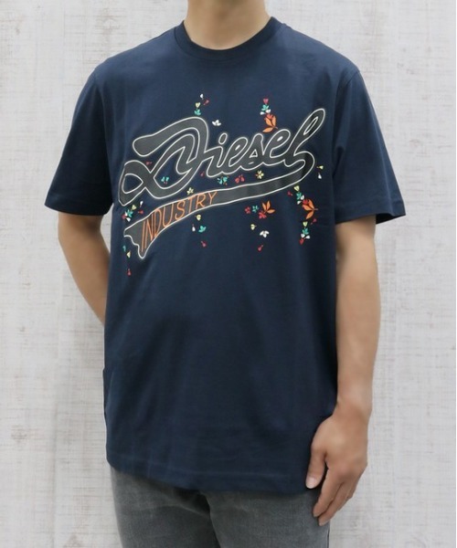 DIESEL（ディーゼル）の「メンズ Tシャツ T-JUST-FIORI（Tシャツ/カットソー・メンズ・ホワイト/ネイビー/ブラック・X-LARGE/SMALL/LARGE/MEDIUM）」の7枚目の写真