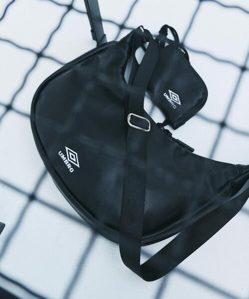 tk.TAKEO KIKUCHI（ティーケータケオキクチ）の「【UMBRO】FLショルダーバッグ／チャーム付き（ショルダーバッグ・メンズ・ブラック系・00）」の4枚目の写真