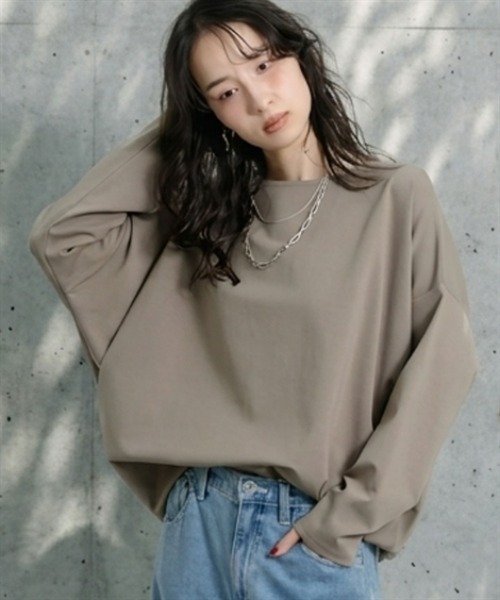 Soiunique（スワユニーク）の「ポンチ素材ボートネックコクーンシルエット長袖Ｔシャツ［Soiunique］（Tシャツ/カットソー・レディース・レッド/グレイッシュベージュ/ブラック/アイボリー・M/L/LL）」の3枚目の写真