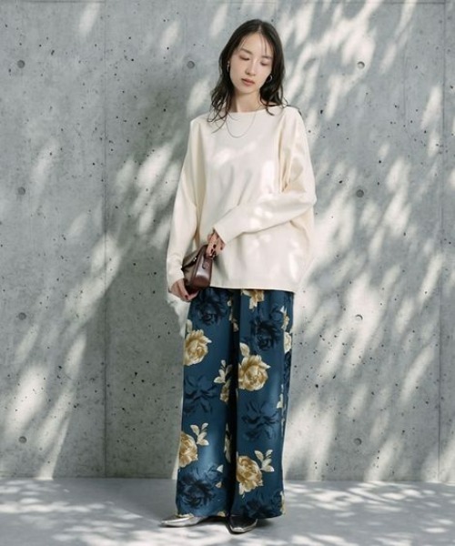 Soiunique（スワユニーク）の「ポンチ素材ボートネックコクーンシルエット長袖Ｔシャツ［Soiunique］（Tシャツ/カットソー・レディース・レッド/グレイッシュベージュ/ブラック/アイボリー・M/L/LL）」の5枚目の写真