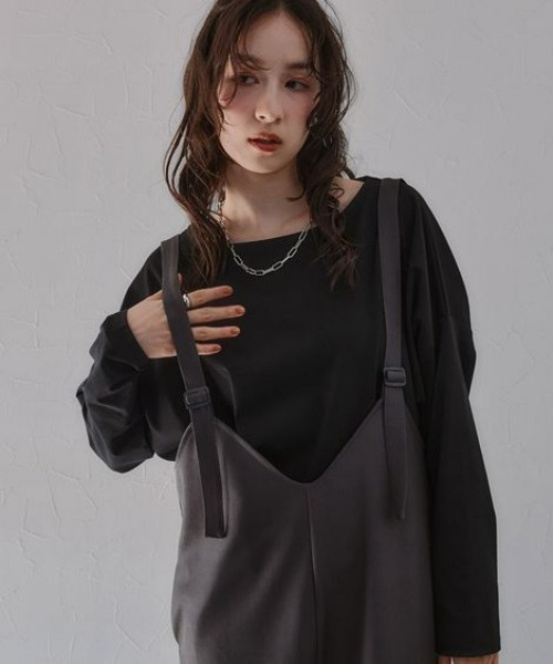 Soiunique（スワユニーク）の「ポンチ素材ボートネックコクーンシルエット長袖Ｔシャツ［Soiunique］（Tシャツ/カットソー・レディース・レッド/グレイッシュベージュ/ブラック/アイボリー・M/L/LL）」の7枚目の写真