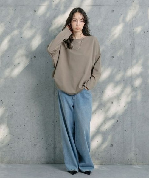 Soiunique（スワユニーク）の「ポンチ素材ボートネックコクーンシルエット長袖Ｔシャツ［Soiunique］（Tシャツ/カットソー・レディース・レッド/グレイッシュベージュ/ブラック/アイボリー・M/L/LL）」の8枚目の写真