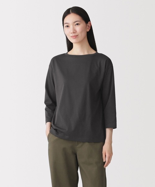 無印良品(ムジルシリョウヒン)の「婦人 天竺編みボートネック七分袖Tシャツ(Tシャツ/カットソー・レディース・ダークグレー/ブラック/オレンジ系/クリーム/ホワイト/ライトグリーン・S/M/L/XL/XXL)」の3枚目の写真