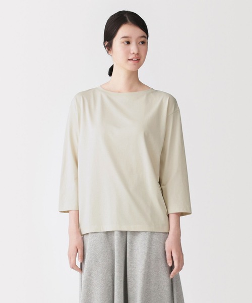 無印良品(ムジルシリョウヒン)の「婦人 天竺編みボートネック七分袖Tシャツ(Tシャツ/カットソー・レディース・ダークグレー/ブラック/オレンジ系/クリーム/ホワイト/ライトグリーン・S/M/L/XL/XXL)」の4枚目の写真