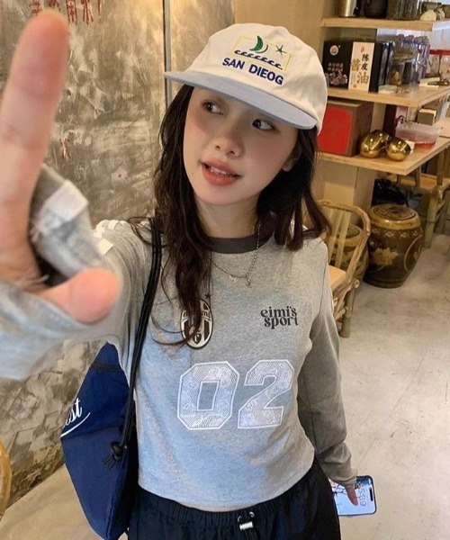 AVYL(アヴィル)の「ナンバープリント袖ラインゲームシャツ(Tシャツ/カットソー・レディース・ネイビー/グレー・M)」の2枚目の写真