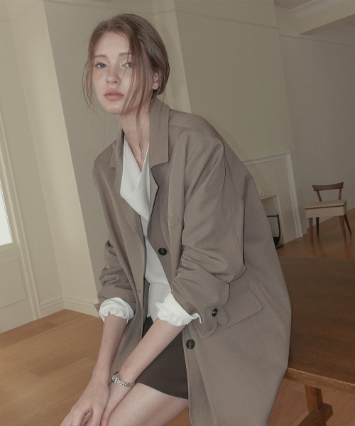 TWEE(トゥウィー)の「オデュ ベーシック ブレザー 長袖ジャケット(テーラードジャケット・レディース・サンドベージュ/チャコールグレー・FREE)」の4枚目の写真