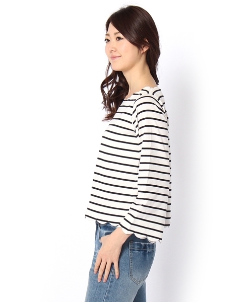 Chico（チコ）の「スカラップボートネック長袖Ｔシャツ（Tシャツ/カットソー・レディース・アイボリー/ホワイト×ブラック/ホワイト×ネイビー/ピンクベージュ・FREE）」の5枚目の写真