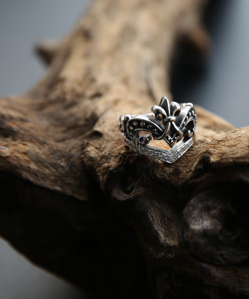 ROYAL ORDER(ロイヤルオーダー)の「VERONIQUE TIARA RING w/ PAVÉ DIAMONDS(リング・レディース・シルバー・14号 US-7/11号 US-5h/10号 US-5/13号 US-6h/15号 US-7h/18号 US-9/16号 US-8/12号 US-6)」の1枚目の写真