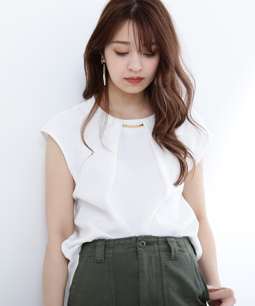 N.(N. Natural Beauty Basic)(エヌエヌナチュラルビューティーベーシック)の「◆パーツ付とろみノースリーブブラウス(シャツ/ブラウス・レディース・ネイビー/ブルー/ベージュ/ホワイト・MEDIUM)」の2枚目の写真