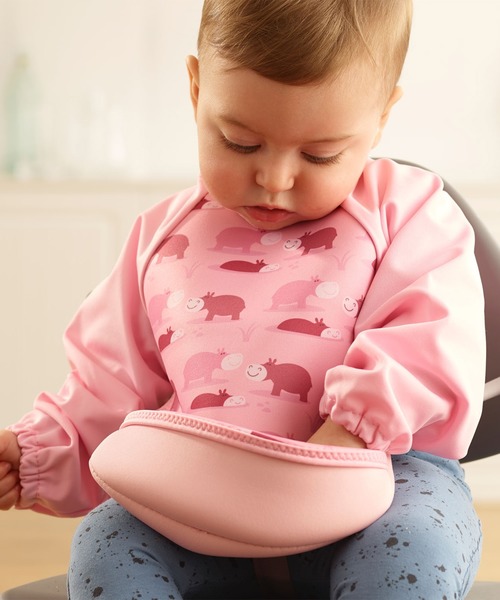 Bibetta（ビベッタ）の「【Bibetta/ビベッタ】ラグランスリーブ付き ウルトラビブ（マグ/哺乳瓶/お食事グッズ・キッズ・その他1/その他2/その他3/その他4/その他5/その他6/ブルー系その他2/ブルー系その他/ピンク系その他/ピンク系その他2・ONESIZE/ONE SIZE）」の4枚目の写真