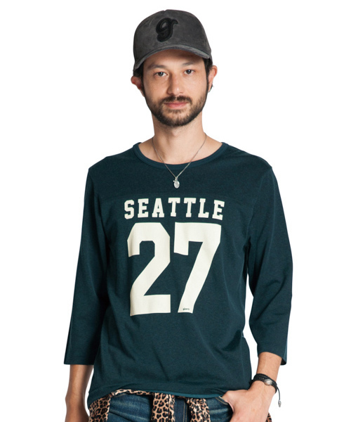 glamb(グラム)の「SEATTLE CS(Tシャツ/カットソー・メンズ・ブラック/ネイビー/マスタード/バーガンディー・1/2/3/4)」の1枚目の写真