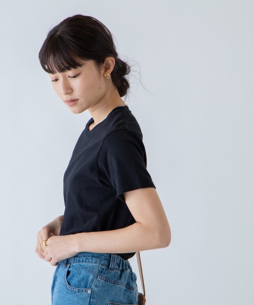 ANGIE(アンジー)の「コットン無地クルーネックTシャツ(半袖)(Tシャツ/カットソー・レディース・ブラック/オフホワイト/ライトパープル/ライトベージュ・SMALL/MEDIUM)」の4枚目の写真
