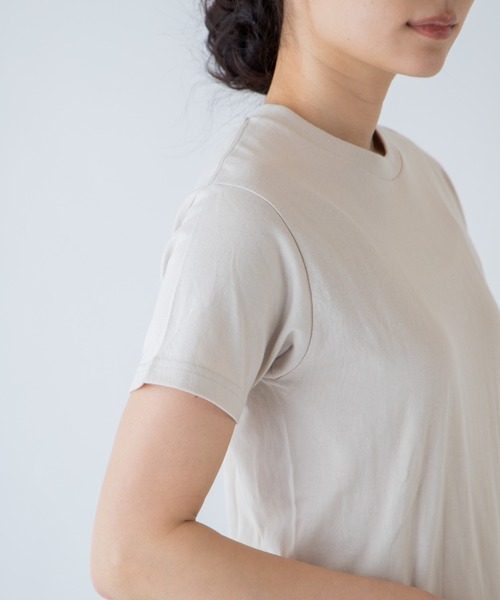 ANGIE(アンジー)の「コットン無地クルーネックTシャツ(半袖)(Tシャツ/カットソー・レディース・ブラック/オフホワイト/ライトパープル/ライトベージュ・SMALL/MEDIUM)」の10枚目の写真