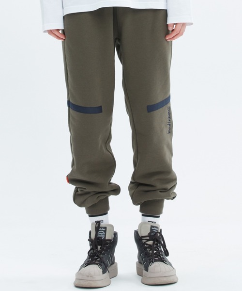BAD IN BAD（ベド イン ベド）の「【BAD IN BAD】TAPING SWEAT PANTS / ベドインベド テーピング スウェットパンツ セットアップ（スウェットパンツ・メンズ・グレー/ブラック/カーキ・LARGE/MEDIUM）」の2枚目の写真