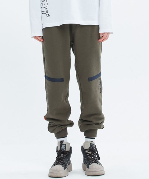 BAD IN BAD（ベド イン ベド）の「【BAD IN BAD】TAPING SWEAT PANTS / ベドインベド テーピング スウェットパンツ セットアップ（スウェットパンツ・メンズ・グレー/ブラック/カーキ・LARGE/MEDIUM）」の11枚目の写真