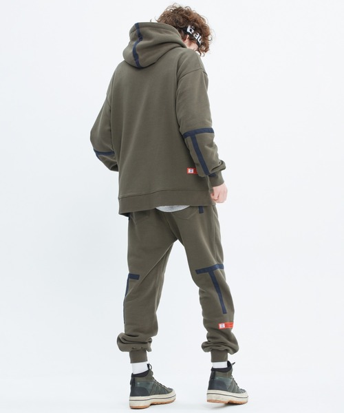 BAD IN BAD（ベド イン ベド）の「【BAD IN BAD】TAPING SWEAT PANTS / ベドインベド テーピング スウェットパンツ セットアップ（スウェットパンツ・メンズ・グレー/ブラック/カーキ・LARGE/MEDIUM）」の7枚目の写真