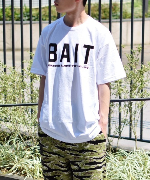 BAIT（ベイト）の「【2104_BAT】BAIT LOGOTYPE TEE（Tシャツ/カットソー・メンズ・ホワイト/ブラック・SMALL/MEDIUM/LARGE/X-LARGE/XX-LARGE）」の2枚目の写真